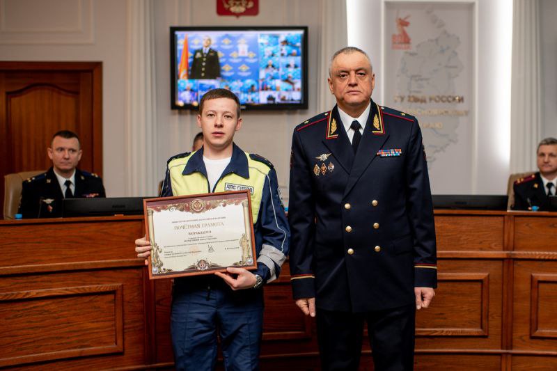 Начальник ГУ МВД России по Красноярскому краю Александр Соловьёв вручил ведомственные награды наиболее отличившимся сотрудникам органов внутренних дел Начальник ГУ МВД России по Красноярскому краю Александр Соловьёв вручил ведомственные награды наиболее отличившимся сотрудникам органов внутренних дел