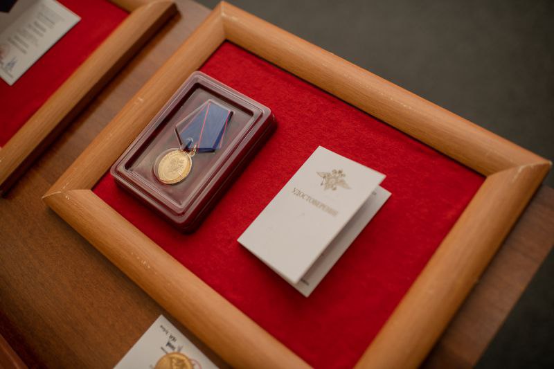 Начальник ГУ МВД России по Красноярскому краю Александр Соловьёв вручил ведомственные награды наиболее отличившимся сотрудникам органов внутренних дел Начальник ГУ МВД России по Красноярскому краю Александр Соловьёв вручил ведомственные награды наиболее отличившимся сотрудникам органов внутренних дел