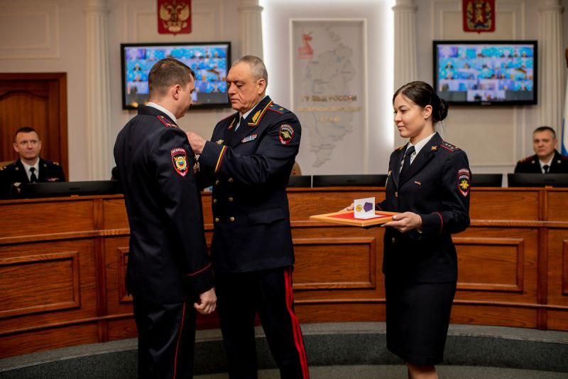 Начальник ГУ МВД России по Красноярскому краю Александр Соловьёв вручил ведомственные награды наиболее отличившимся сотрудникам органов внутренних дел Начальник ГУ МВД России по Красноярскому краю Александр Соловьёв вручил ведомственные награды наиболее отличившимся сотрудникам органов внутренних дел