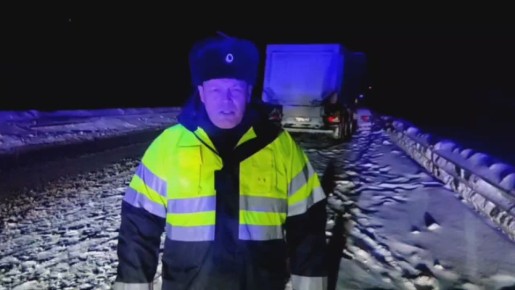 Сотрудники Госавтоинспекции работают на месте ДТП с участием 3-х автомобилей на загородной трассе