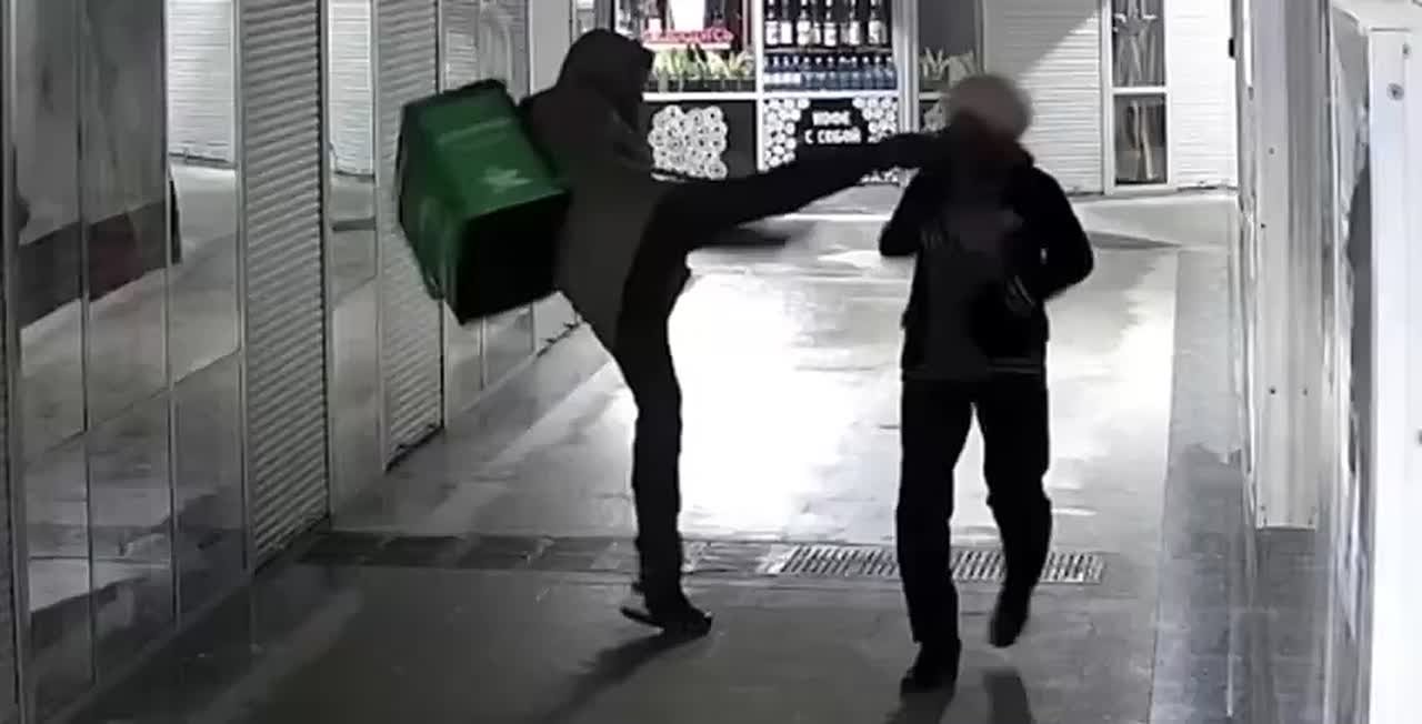 В соседнем Новосибирске курьер службы доставки проходил мимо пенсионерки и неожиданно нанес ей удар ногой в голову