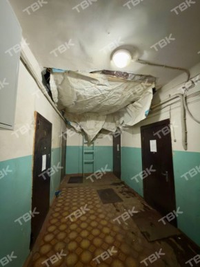 Потолок на Спартаковцев затянули брезентом после обрушения