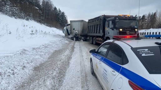 ДВИЖЕНИЕ ВОССТАНОВЛЕНО. По предварительной информации, водитель автомобиля «Sitrak», двигавшийся из Ачинска в направлении Красноярска, не справился с управлением