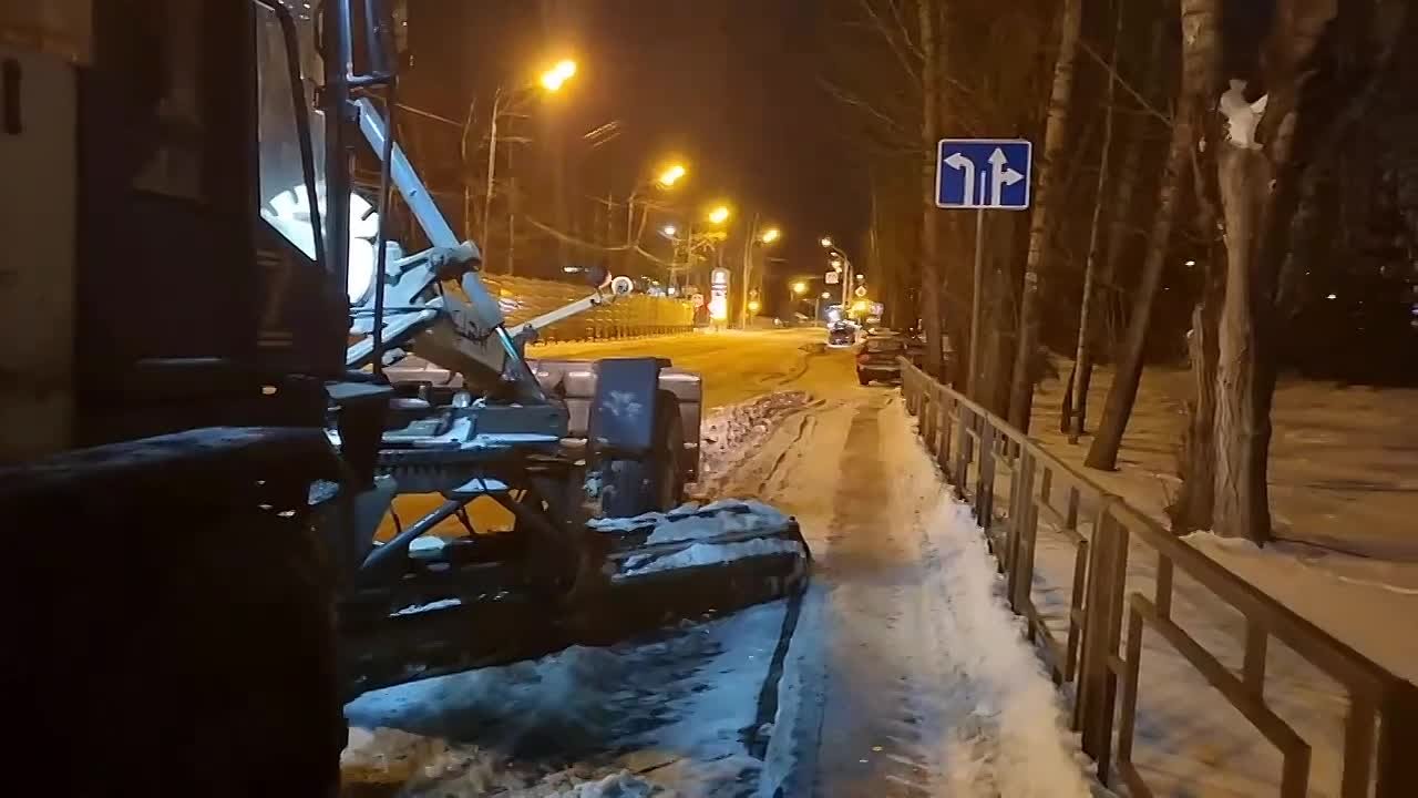 В Красноярске за сутки вывезли более 700 кубометров снега