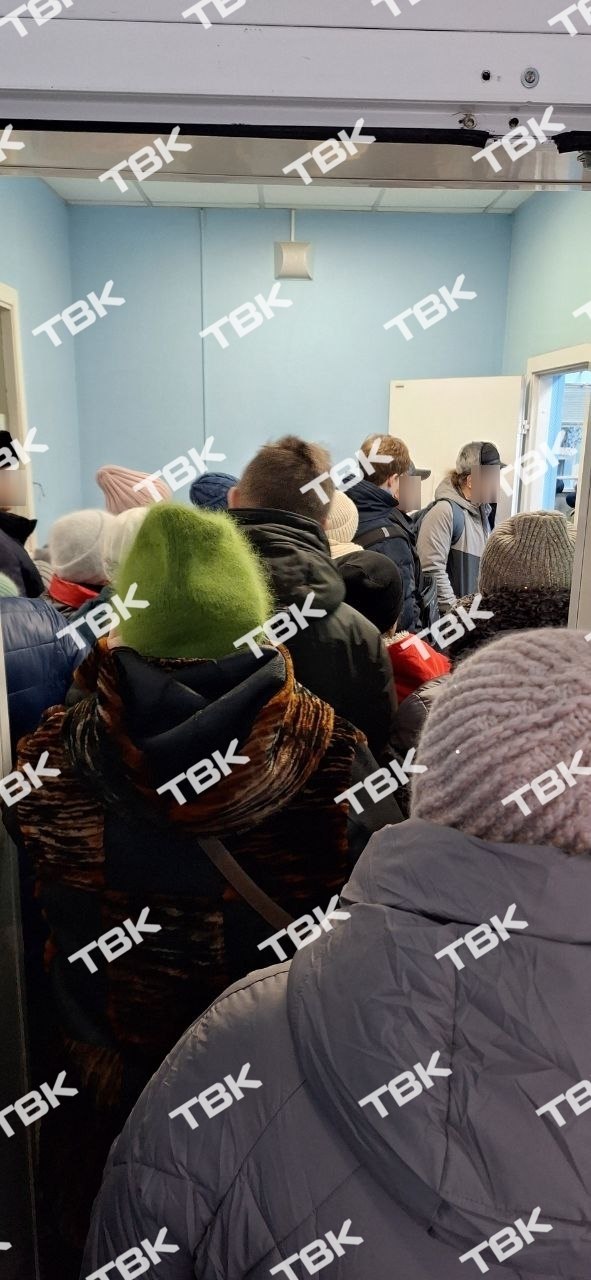 Красноярцы стоят в очередях за новыми транспортными картами