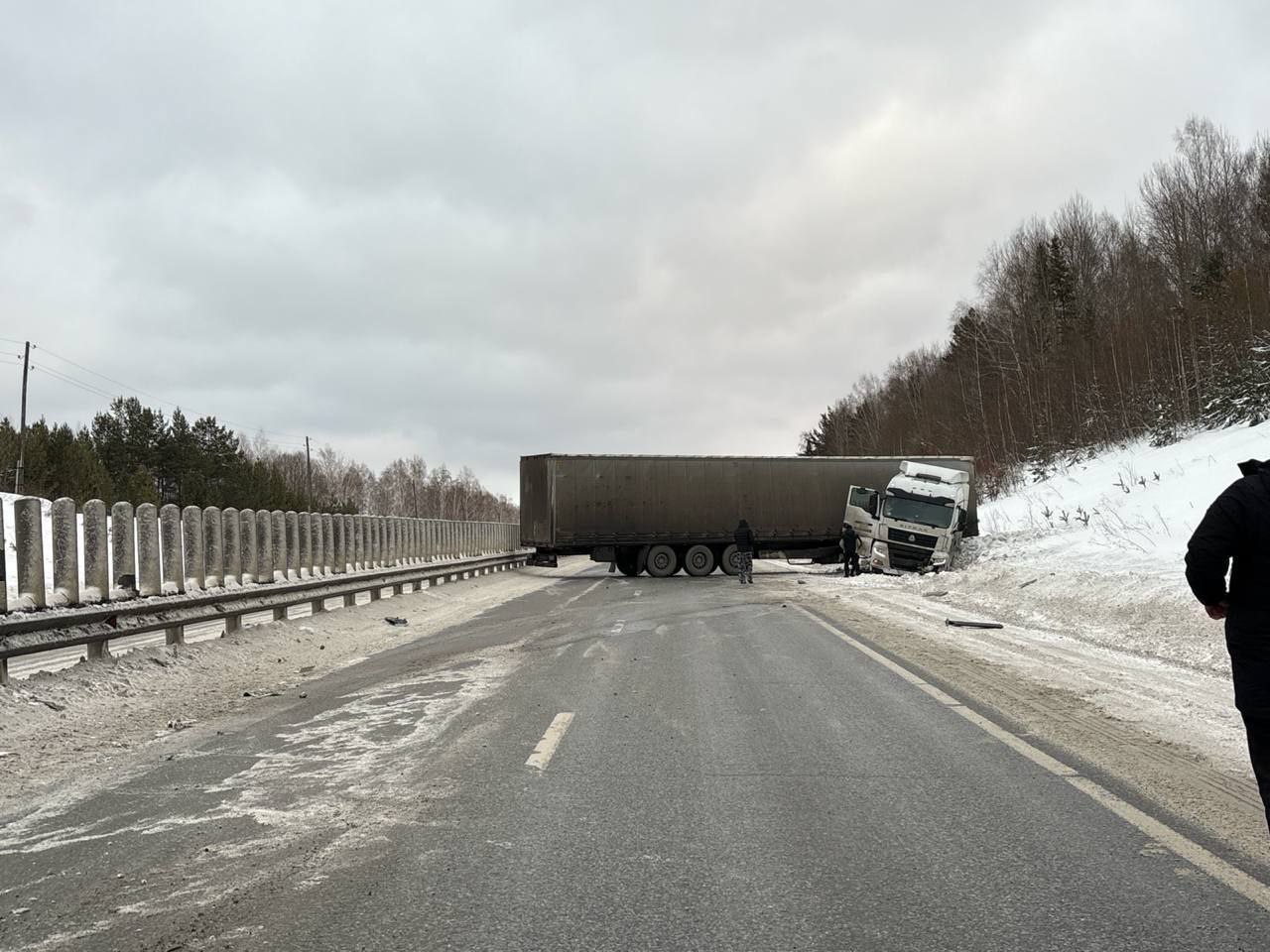 Фура временно заблокировала проезд на федеральной трассе Р-255 «Сибирь»