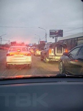 Обстановка на дорогах. Коммунальный мост стоит в сторону центра и часть Октябрьского горит красным на карте