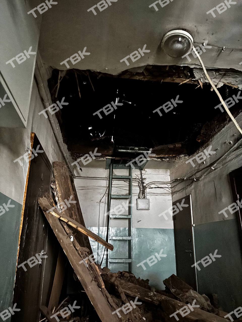 Потолок на Спартаковцев затянули брезентом после обрушения Потолок на Спартаковцев затянули брезентом после обрушения