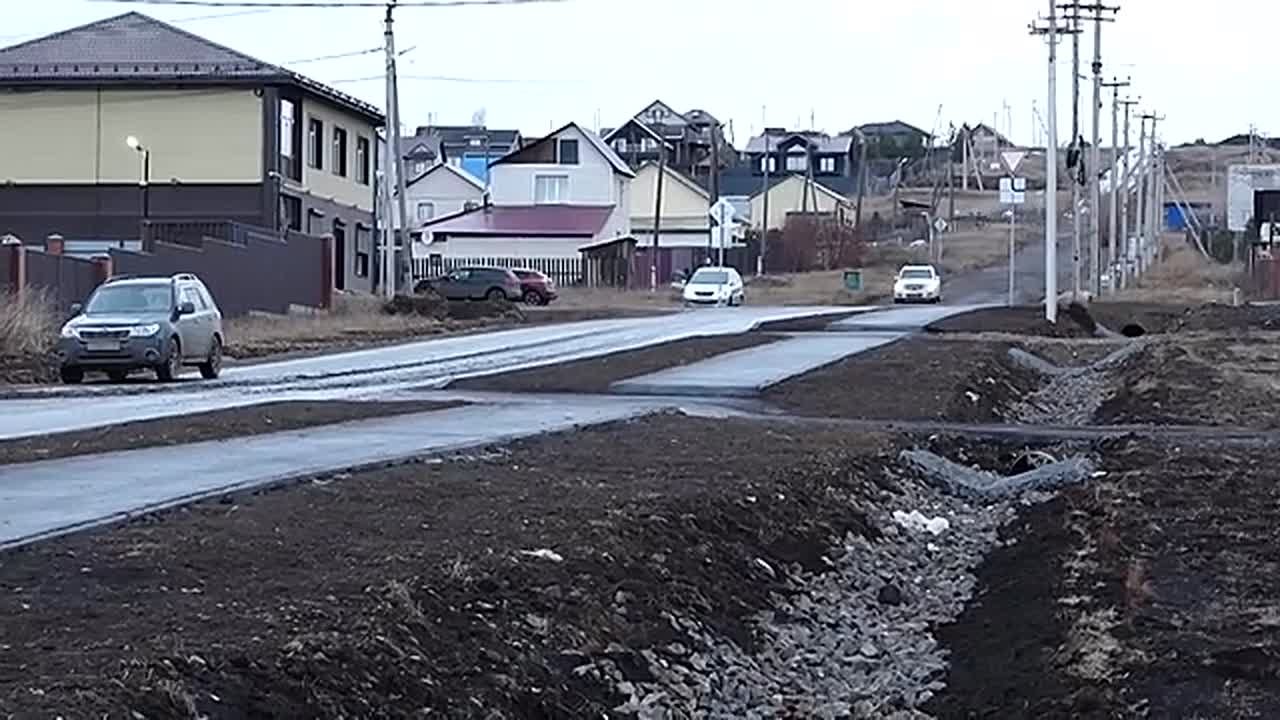 В СОЛОНЦАХ ДОРОГУ К НОВОЙ ШКОЛЕ АВТОМОБИЛИСТЫ НАЗВАЛИ ОПАСНОЙ