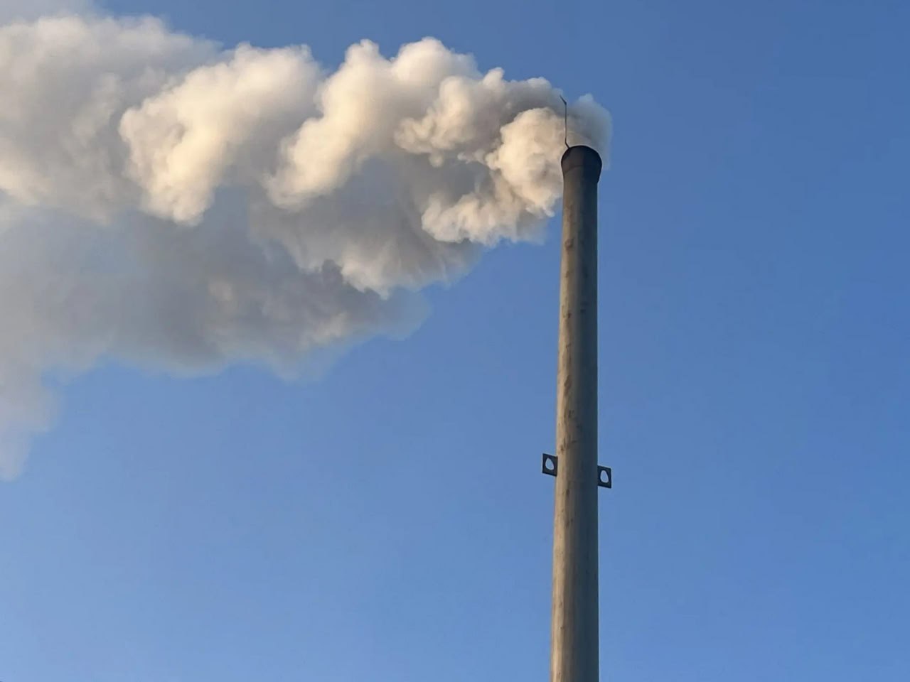 Три предприятия в Красноярске привлекут к ответственности за загрязнение воздуха в дни НМУ