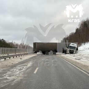 Фура перекрыла трассу в сторону Красноярска