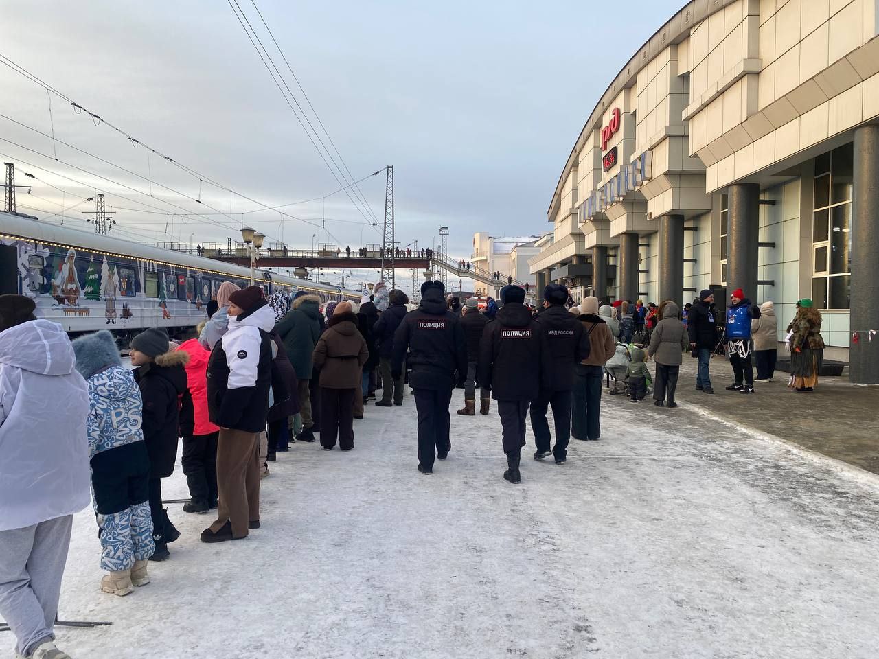 Поезд Деда Мороза сегодня побывал на станциях Залари и Нижнеудинск Поезд Деда Мороза сегодня побывал на станциях Залари и Нижнеудинск