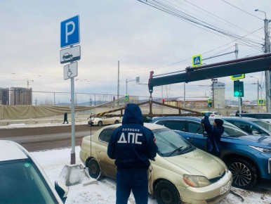В Международный день инвалидов сотрудники полка ДПС проверили доступность парковочных мест для людей с ограниченными возможностями