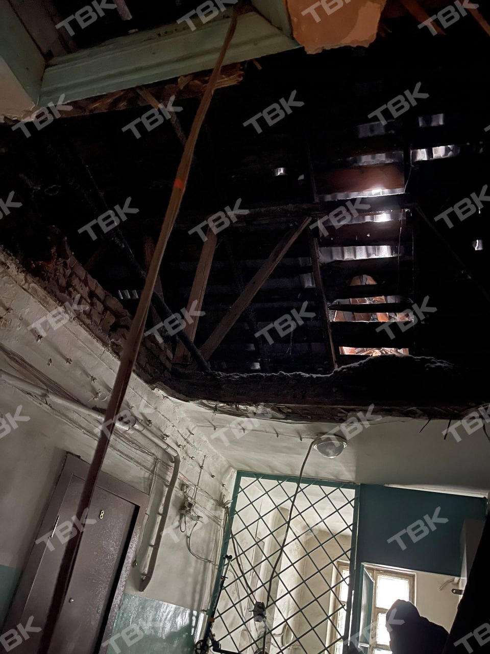 Уголовное дело о халатности возбудили после обрушения потолка в аварийном доме на Спартаковцев Уголовное дело о халатности возбудили после обрушения потолка в аварийном доме на Спартаковцев