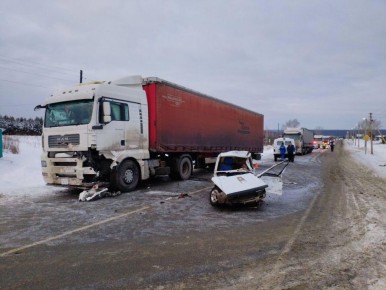 «Оку» разорвало от удара об камаз на трассе под Красноярском