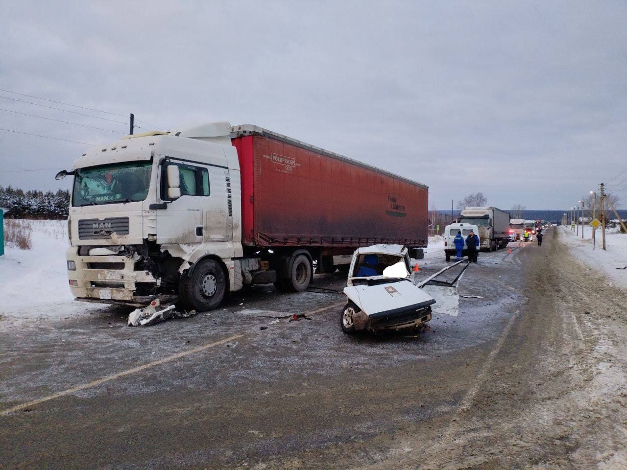 Легковушка столкнулась с грузовиком в Красноярском крае — три человека погибли, сообщили в МВД по региону