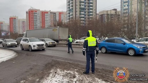 Красноярские инспекторы ДПС за несколько часов рейда «Тонировка» выявили более 20нарушителей