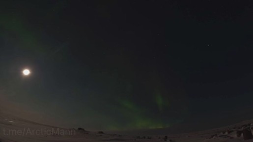 Взгляните на это невероятное зрелище - полярное сияние при луне