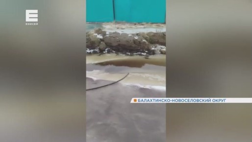 В поселке Интикуль на западе края грунтовые воды заливают подполья и участки