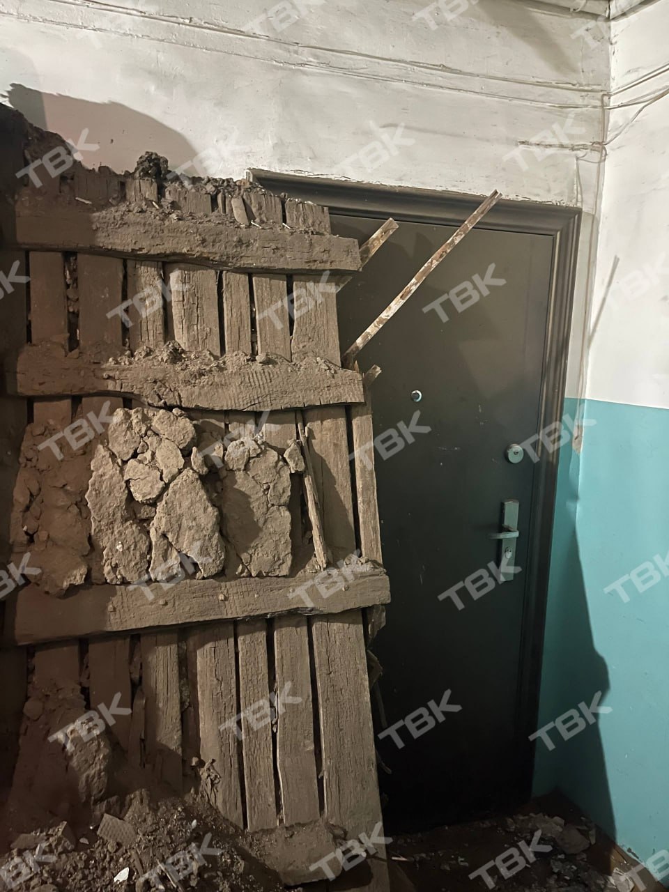 Уголовное дело о халатности возбудили после обрушения потолка в аварийном доме на Спартаковцев Уголовное дело о халатности возбудили после обрушения потолка в аварийном доме на Спартаковцев