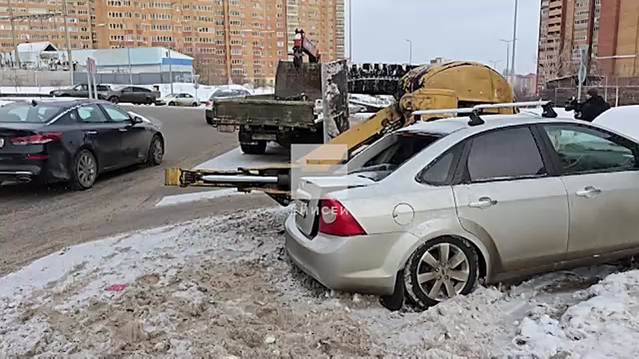 Экскаватор упал на легковушку в красноярском Студгородке