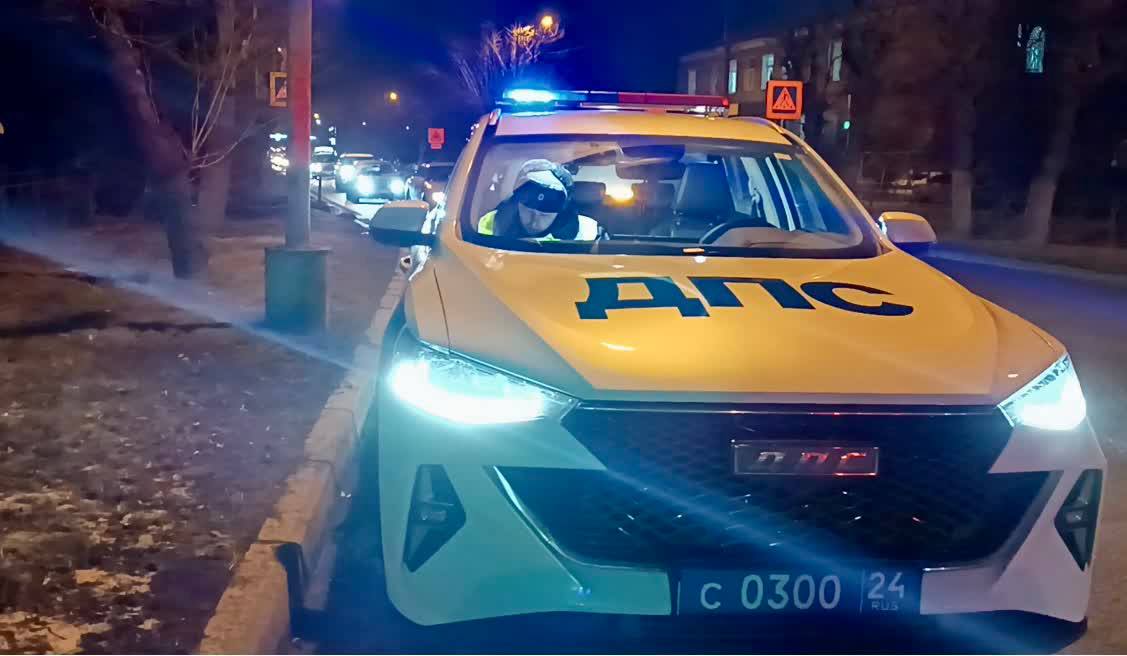 Инспекторы красноярского полка ДПС обеспечивают безопасность движения вблизи пешеходных переходов Прямо сейчас, в целях обеспечения безопасности пешеходов, на улицы города вышли дополнительные патрули Госавтоинспекции Инспекторы красноярского полка ДПС обеспечивают безопасность движения вблизи пешеходных переходов Прямо сейчас, в целях обеспечения безопасности пешеходов, на улицы города вышли дополнительные патрули Госавтоинспекции