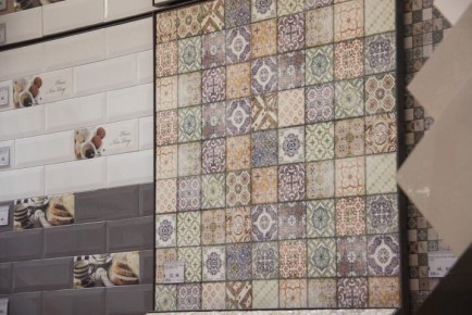 Чем быстро и эффективно очистить плитку в ванной от желтизны: этот продукт есть в каждом доме