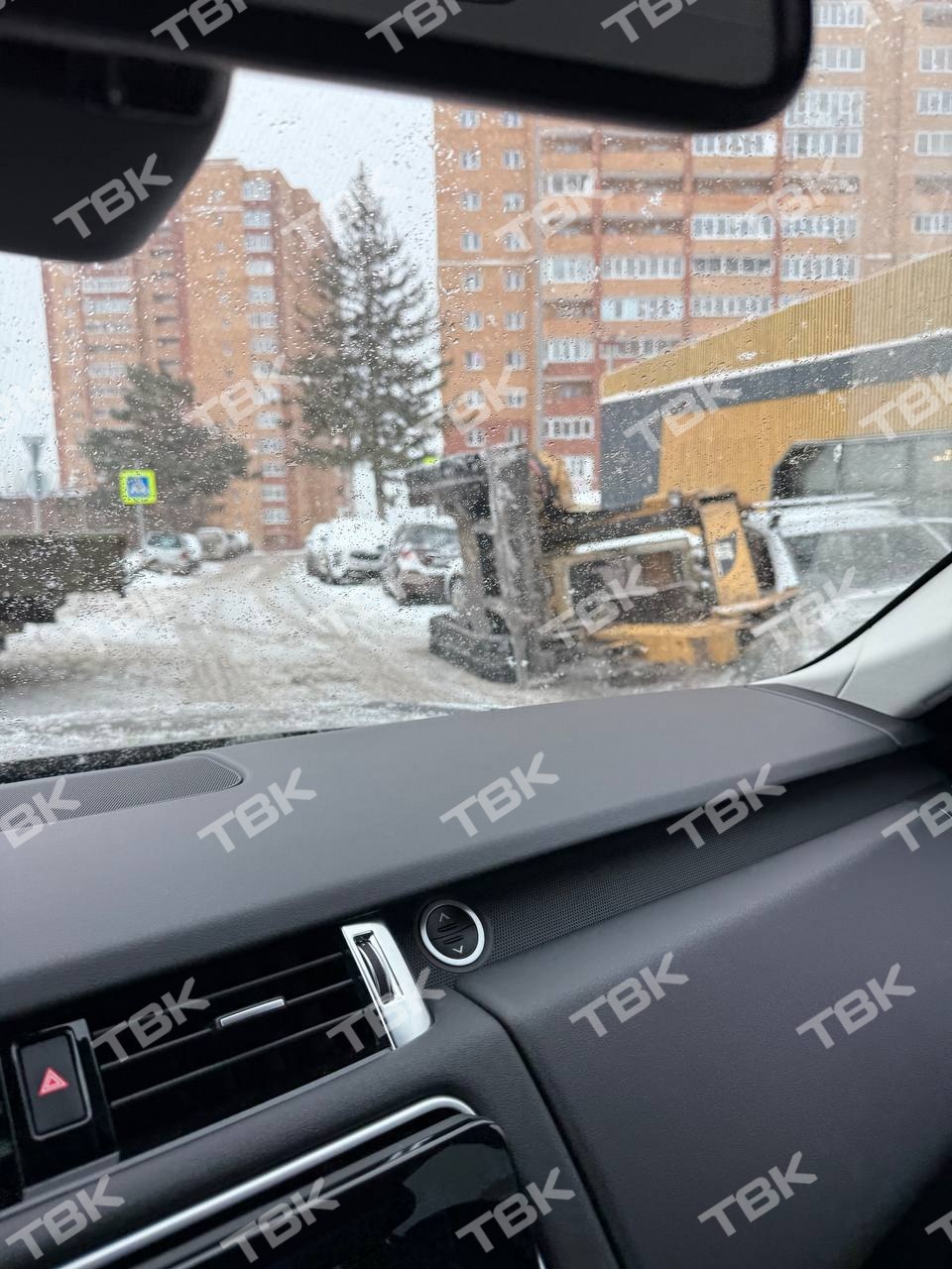 Экскаватор упал с грузовика на машину в Студгородке Экскаватор упал с грузовика на машину в Студгородке