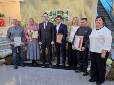 Краевые парламентарии поздравили аграриев с успешным завершением сезона