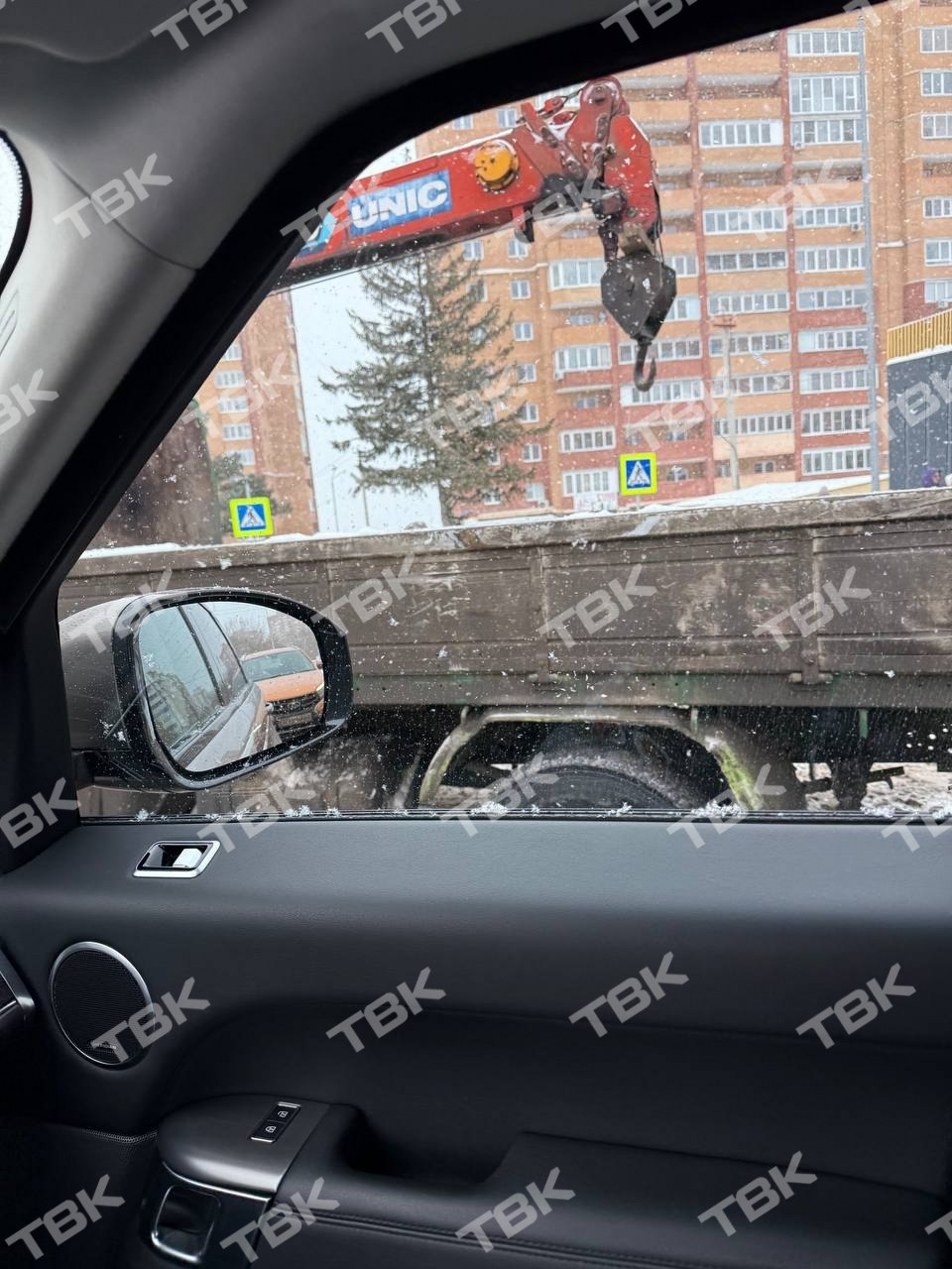 Экскаватор упал с грузовика на машину в Студгородке Экскаватор упал с грузовика на машину в Студгородке