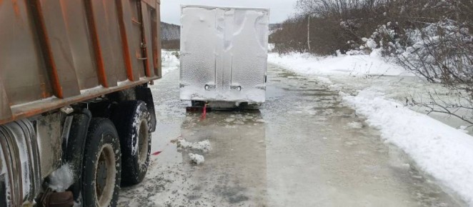 ВНИМАНИЕ ВОДИТЕЛИ. В Богучанском районе река «Каменка» вышла из берегов, в связи с чем дорога „Манзя–Каменка“ перекрыта