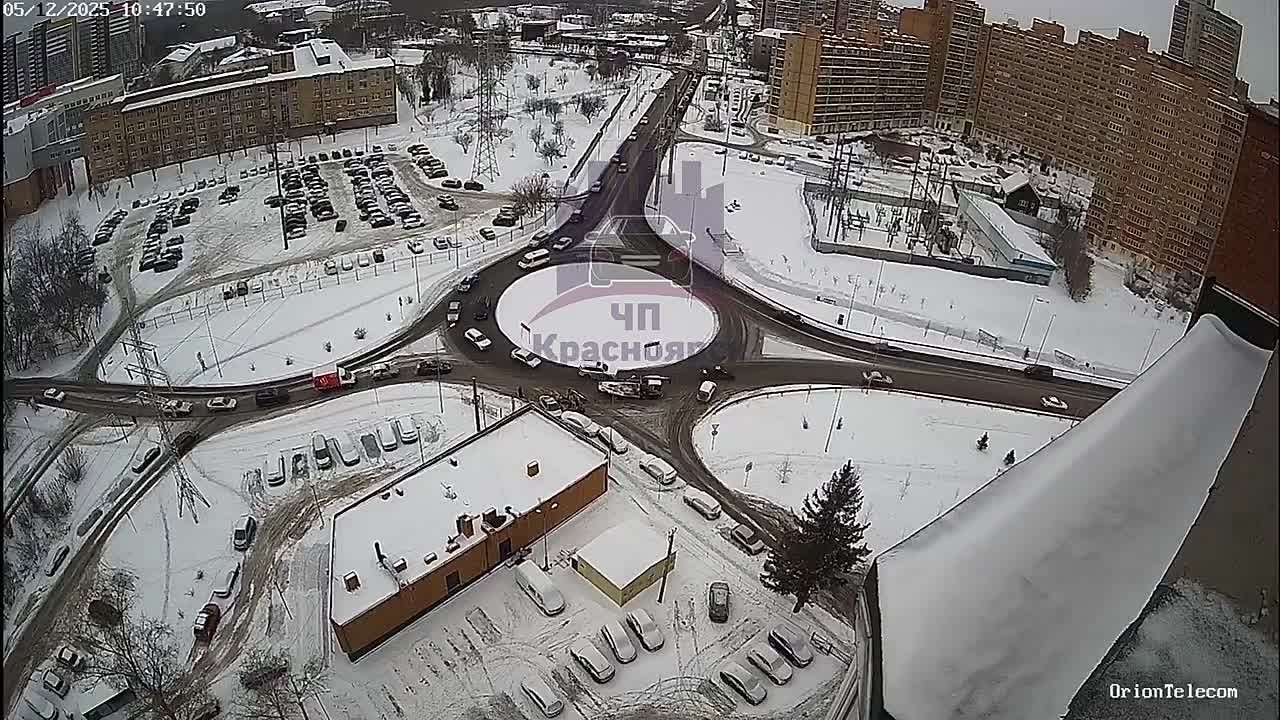 Экскаватор упал с грузовика на машину в Студгородке