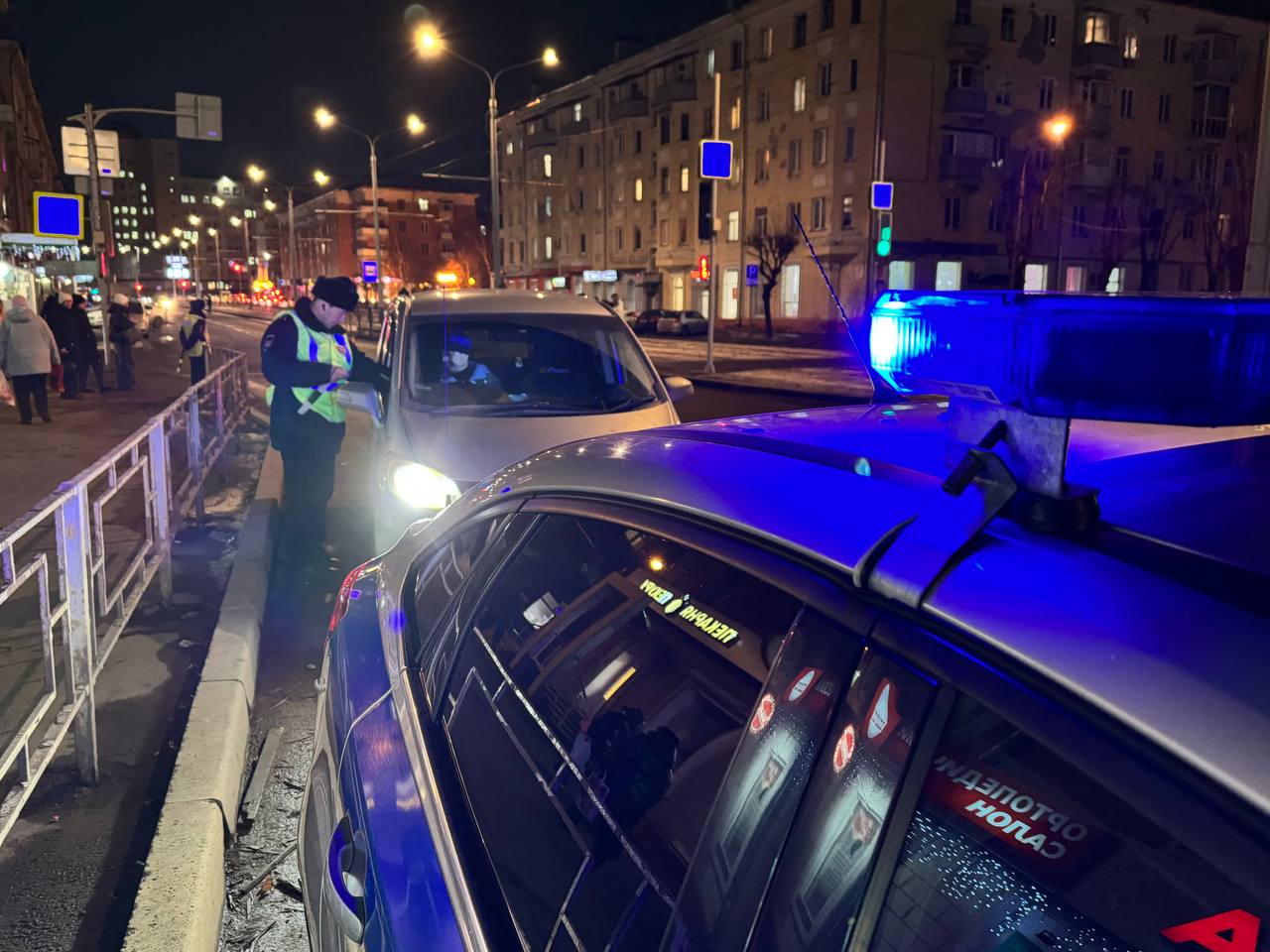 Инспекторы красноярского полка ДПС обеспечивают безопасность движения вблизи пешеходных переходов Прямо сейчас, в целях обеспечения безопасности пешеходов, на улицы города вышли дополнительные патрули Госавтоинспекции Инспекторы красноярского полка ДПС обеспечивают безопасность движения вблизи пешеходных переходов Прямо сейчас, в целях обеспечения безопасности пешеходов, на улицы города вышли дополнительные патрули Госавтоинспекции