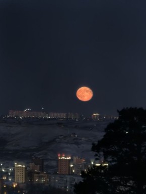 Огромная Луна над городом. За фото спасибо нашему подписчику ТВК