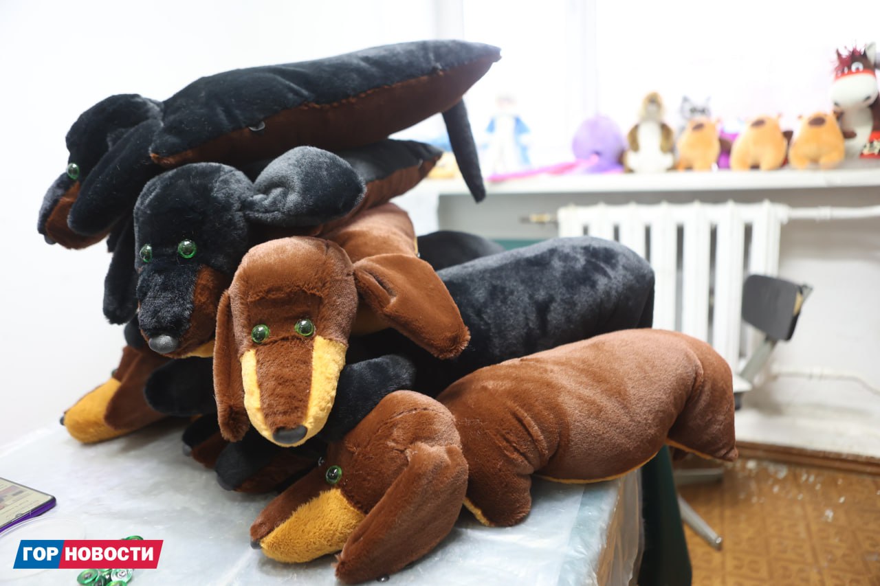 На фабрике «Бирюсинка» рождаются новогодние чудеса: здесь выдувают стеклянные шары, художники расписывают их вручную, отливают праздничные фигурки и шьют игрушки с мешочками для сладких подарков На фабрике «Бирюсинка» рождаются новогодние чудеса: здесь выдувают стеклянные шары, художники расписывают их вручную, отливают праздничные фигурки и шьют игрушки с мешочками для сладких подарков