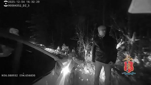 В Красноярском крае инспекторы достали машину из сугроба на безлюдной трассе