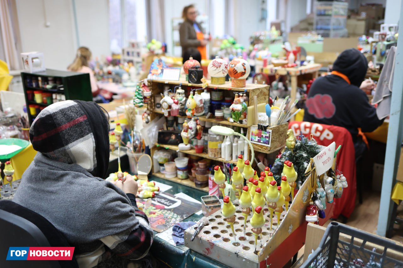 На фабрике «Бирюсинка» рождаются новогодние чудеса: здесь выдувают стеклянные шары, художники расписывают их вручную, отливают праздничные фигурки и шьют игрушки с мешочками для сладких подарков На фабрике «Бирюсинка» рождаются новогодние чудеса: здесь выдувают стеклянные шары, художники расписывают их вручную, отливают праздничные фигурки и шьют игрушки с мешочками для сладких подарков