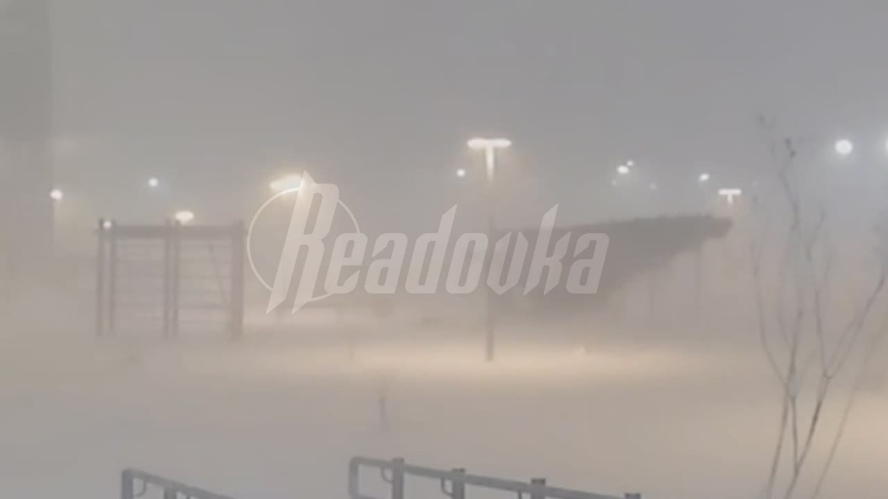 Вьюга одолела новогоднюю елку в Красноярске — спасать символ бросились отец с сыном