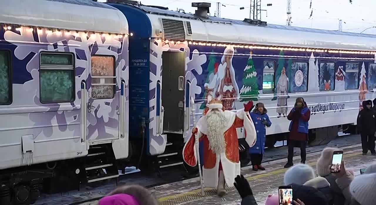 6 декабря поезд Деда Мороза встречали в Ачинске