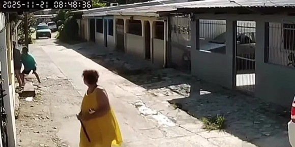 Автоледи из Гондураса попыталась спасти девушку от ограбления и задавить бандита, но промахнулась: Под колесами погибла жертва преступления