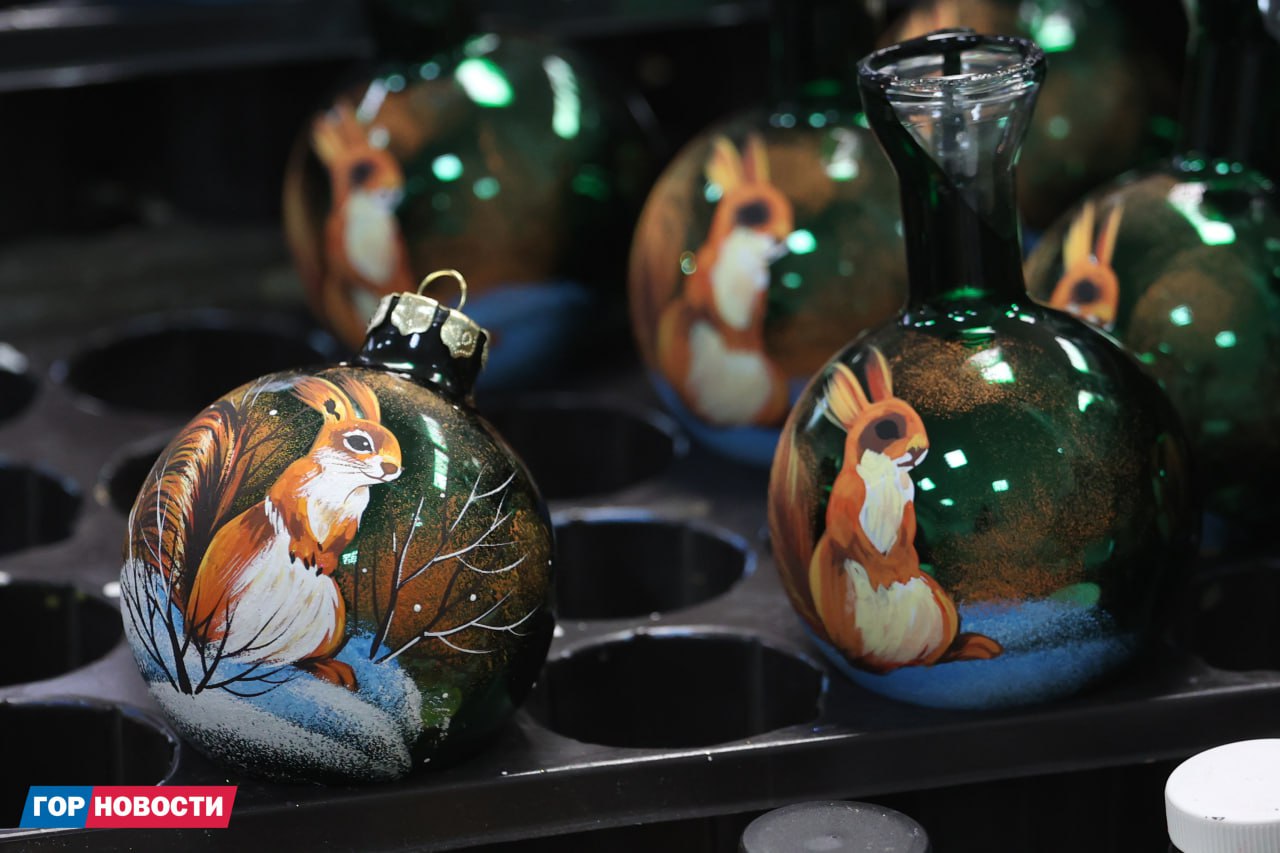 На фабрике «Бирюсинка» рождаются новогодние чудеса: здесь выдувают стеклянные шары, художники расписывают их вручную, отливают праздничные фигурки и шьют игрушки с мешочками для сладких подарков На фабрике «Бирюсинка» рождаются новогодние чудеса: здесь выдувают стеклянные шары, художники расписывают их вручную, отливают праздничные фигурки и шьют игрушки с мешочками для сладких подарков