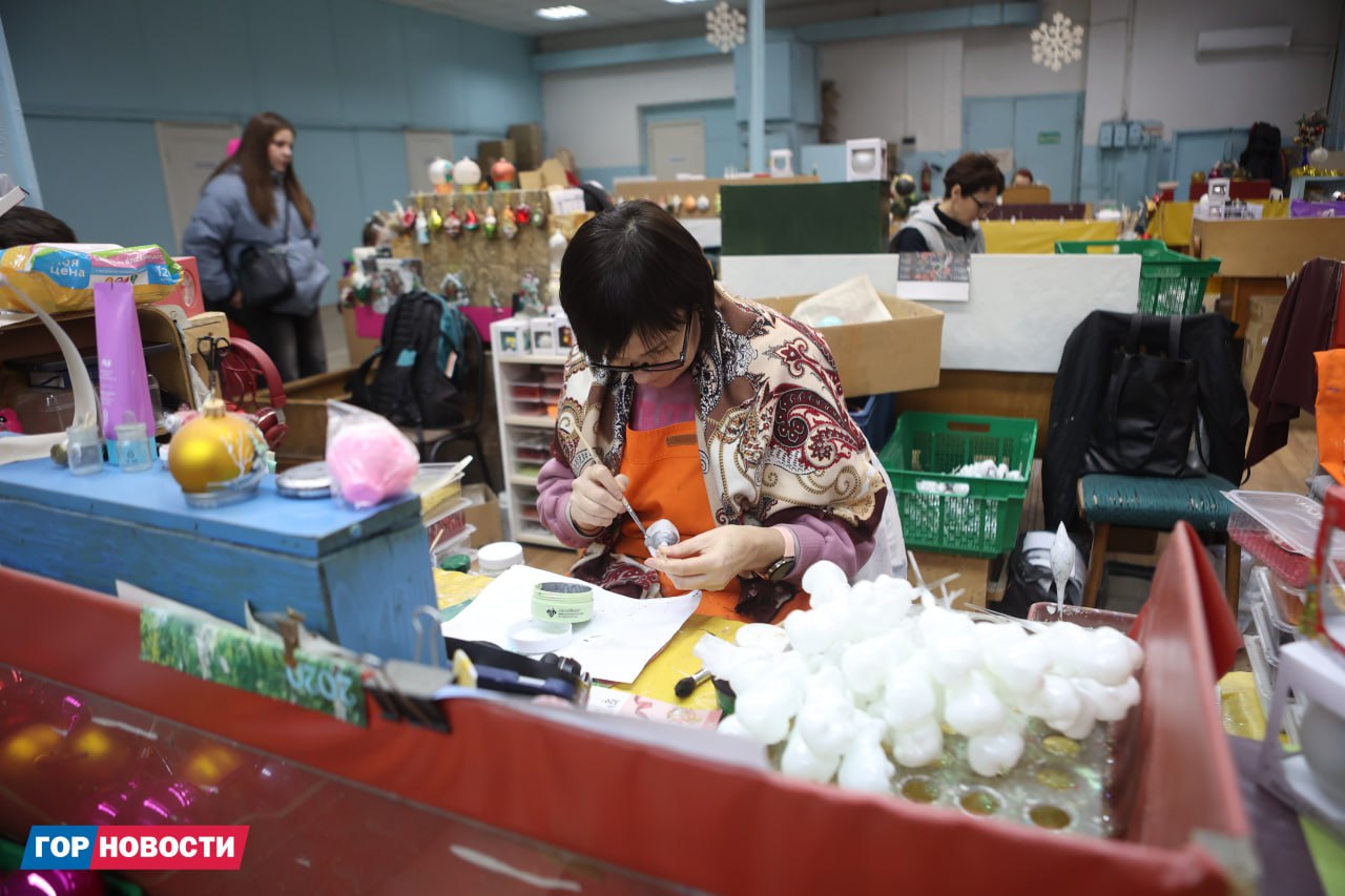 На фабрике «Бирюсинка» рождаются новогодние чудеса: здесь выдувают стеклянные шары, художники расписывают их вручную, отливают праздничные фигурки и шьют игрушки с мешочками для сладких подарков На фабрике «Бирюсинка» рождаются новогодние чудеса: здесь выдувают стеклянные шары, художники расписывают их вручную, отливают праздничные фигурки и шьют игрушки с мешочками для сладких подарков