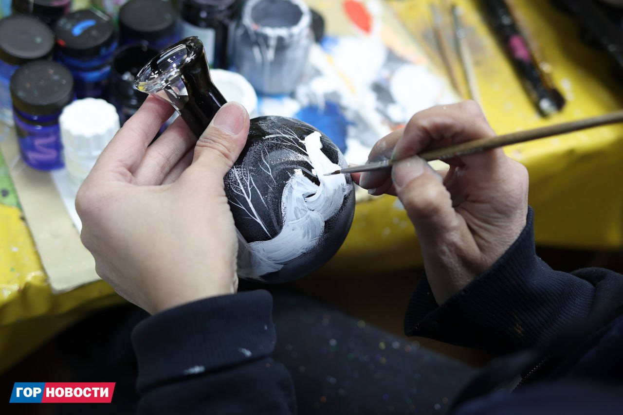 На фабрике «Бирюсинка» рождаются новогодние чудеса: здесь выдувают стеклянные шары, художники расписывают их вручную, отливают праздничные фигурки и шьют игрушки с мешочками для сладких подарков На фабрике «Бирюсинка» рождаются новогодние чудеса: здесь выдувают стеклянные шары, художники расписывают их вручную, отливают праздничные фигурки и шьют игрушки с мешочками для сладких подарков