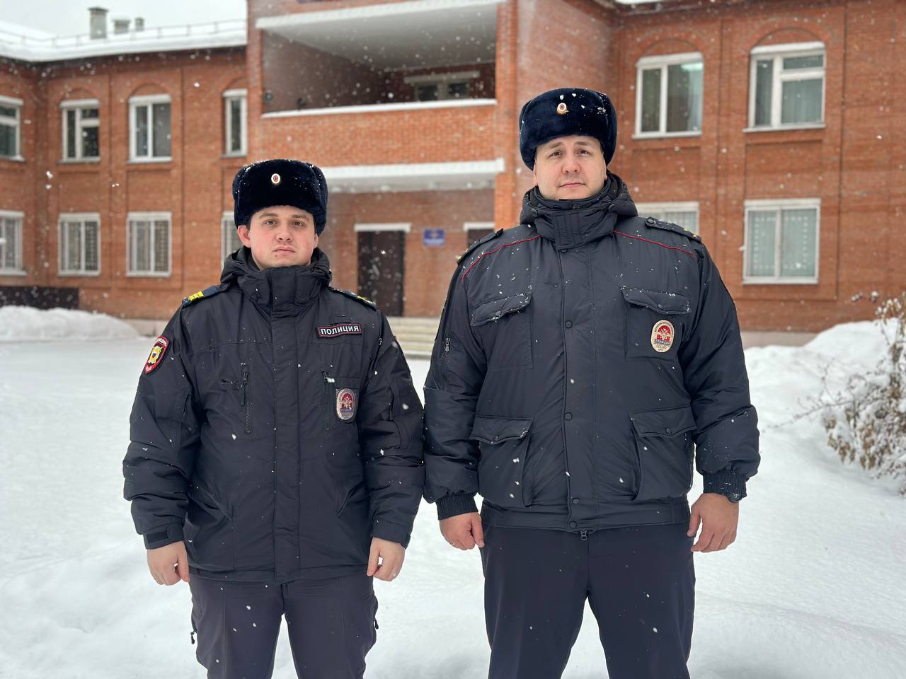 В Зеленогорске полицейские оказали помощь супружеской паре на безлюдной дороге В Зеленогорске полицейские оказали помощь супружеской паре на безлюдной дороге