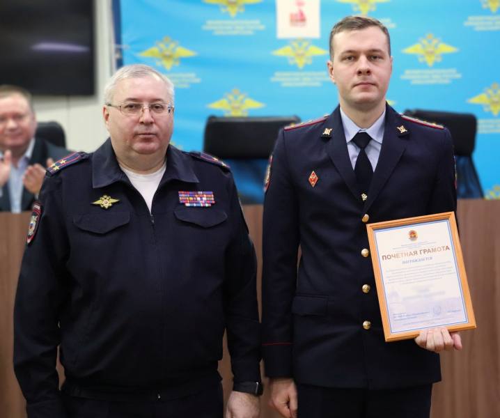 Начальник МУ МВД России «Красноярское» полковник полиции Геннадий Николаевич Березин поздравил коллектив отдела по контролю за оборотом наркотиков с профессиональным праздником! Начальник МУ МВД России «Красноярское» полковник полиции Геннадий Николаевич Березин поздравил коллектив отдела по контролю за оборотом наркотиков с профессиональным праздником!