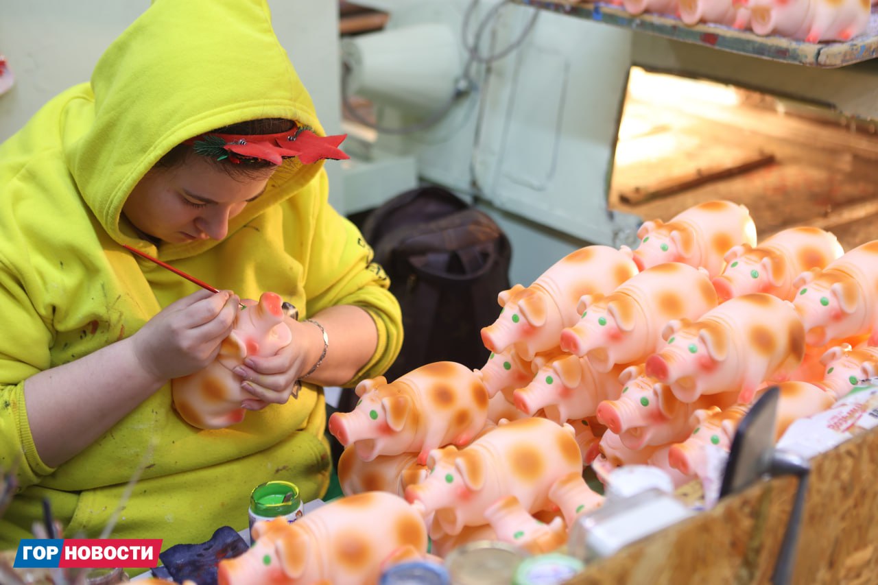 На фабрике «Бирюсинка» рождаются новогодние чудеса: здесь выдувают стеклянные шары, художники расписывают их вручную, отливают праздничные фигурки и шьют игрушки с мешочками для сладких подарков На фабрике «Бирюсинка» рождаются новогодние чудеса: здесь выдувают стеклянные шары, художники расписывают их вручную, отливают праздничные фигурки и шьют игрушки с мешочками для сладких подарков