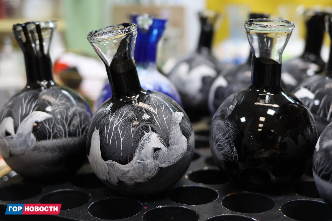 На фабрике «Бирюсинка» рождаются новогодние чудеса: здесь выдувают стеклянные шары, художники расписывают их вручную, отливают праздничные фигурки и шьют игрушки с мешочками для сладких подарков На фабрике «Бирюсинка» рождаются новогодние чудеса: здесь выдувают стеклянные шары, художники расписывают их вручную, отливают праздничные фигурки и шьют игрушки с мешочками для сладких подарков