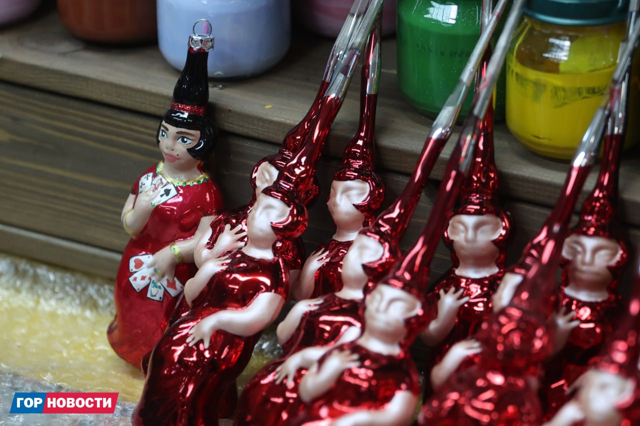 На фабрике «Бирюсинка» рождаются новогодние чудеса: здесь выдувают стеклянные шары, художники расписывают их вручную, отливают праздничные фигурки и шьют игрушки с мешочками для сладких подарков На фабрике «Бирюсинка» рождаются новогодние чудеса: здесь выдувают стеклянные шары, художники расписывают их вручную, отливают праздничные фигурки и шьют игрушки с мешочками для сладких подарков