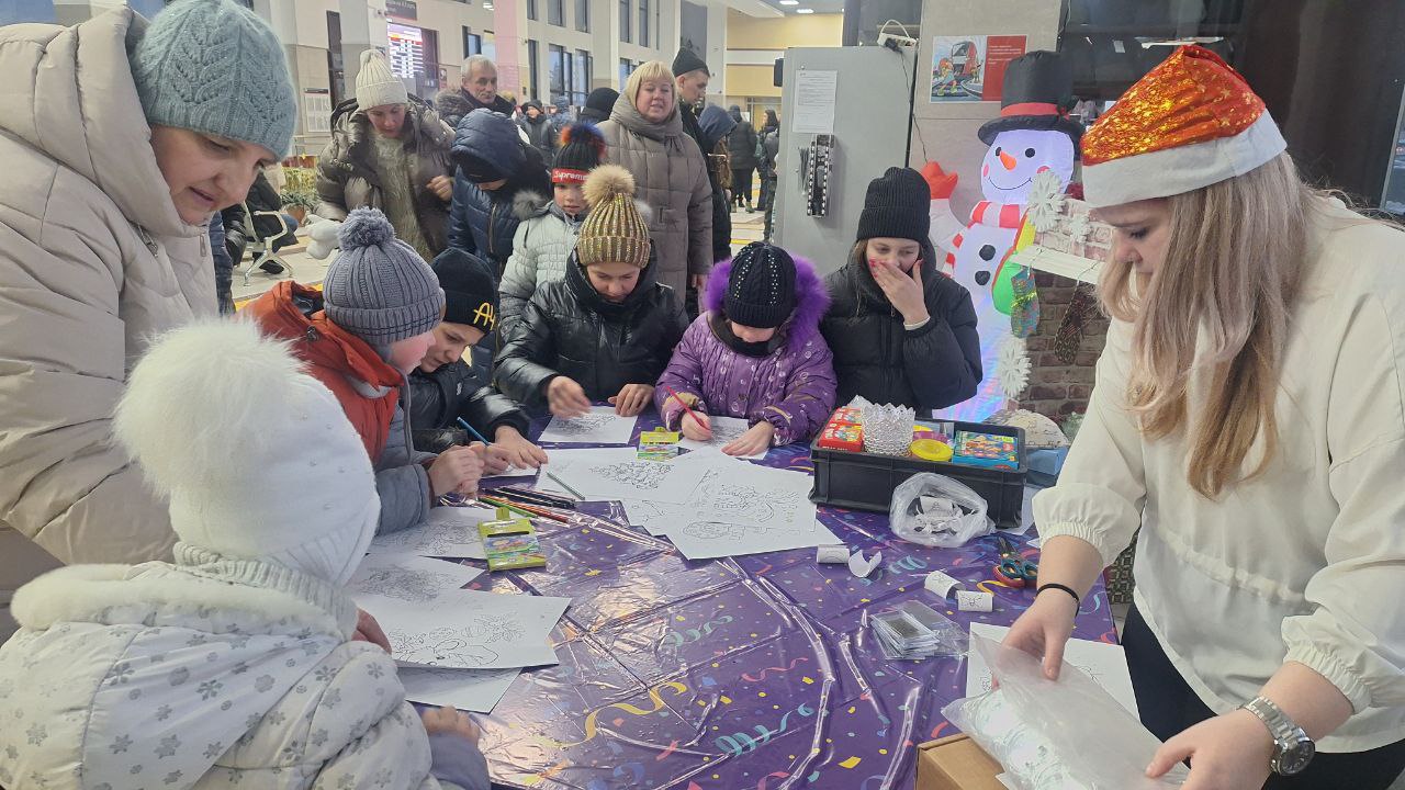 Дед Мороз и его команда продолжают путешествие по городам Сибири Дед Мороз и его команда продолжают путешествие по городам Сибири