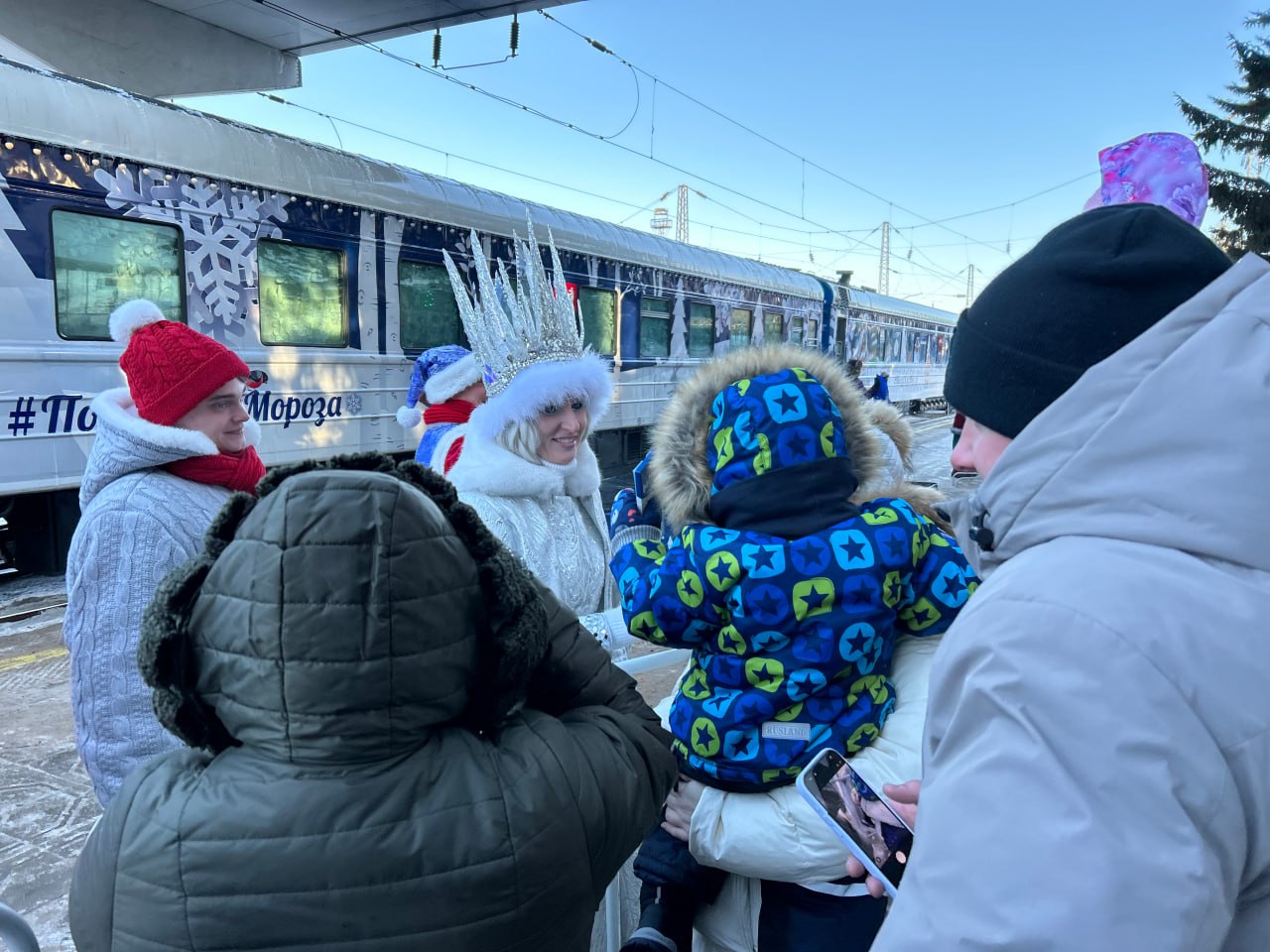 Дед Мороз и его команда продолжают путешествие по городам Сибири Дед Мороз и его команда продолжают путешествие по городам Сибири